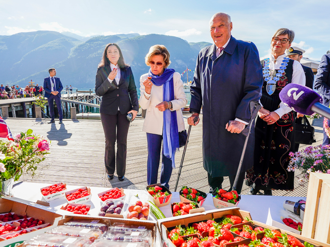 Kongen og Dronninga fekk smake det beste av lokale bær, frukt og iskrem i ulike buer rundt Syltetorget. Foto: Lise Åserud / NTB